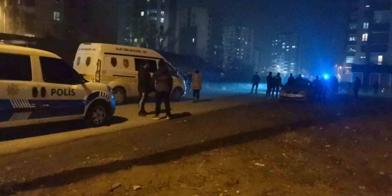 Otomobilden Tüfekle Ateş Açıldı, Evinin Önündeki Çocuk Yaralandı