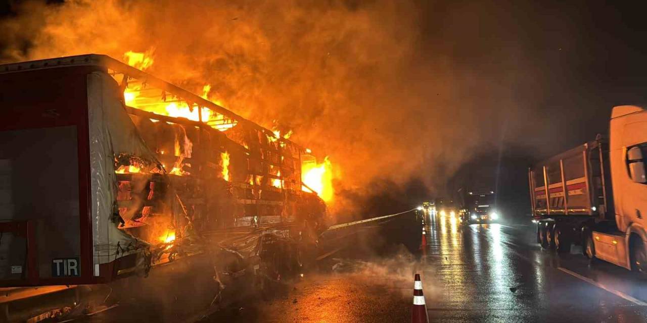 Otoyolda Korkutan Yangın: Pamuk Yüklü Tır Alev Alev Yandı