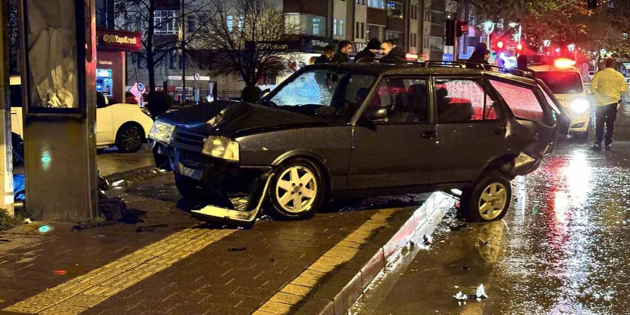 Kavşakta Çarpışan İki Otomobil Otobüs Durağına Daldı: 2 Yaralı