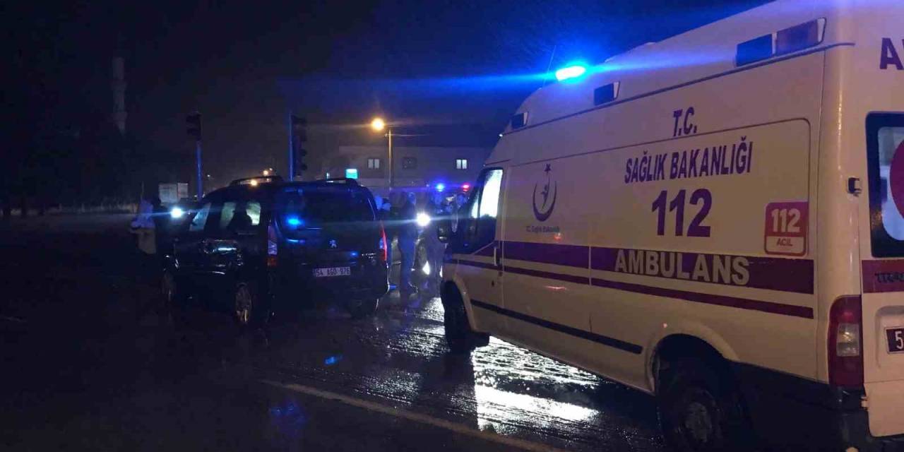 Sakarya’da Tır İle Hafif Ticari Araç Çarpıştı: 2 Yaralı