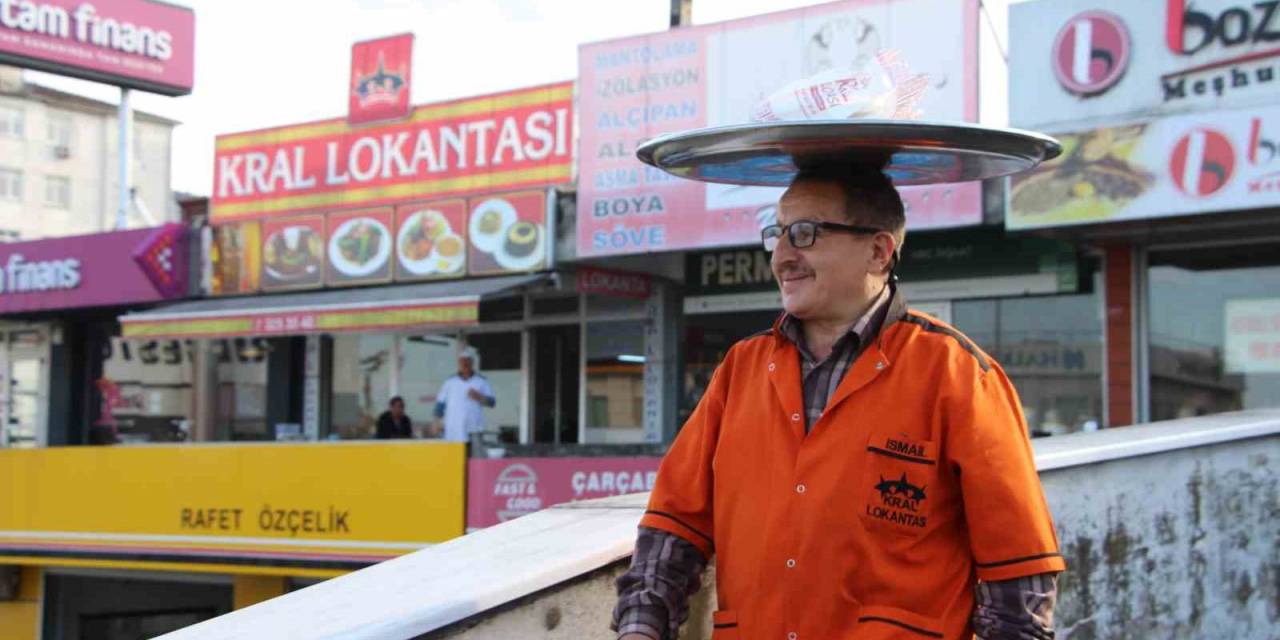 Sipariş Verilen Yemekleri Kafasında Taşıdığı Tepsi İle Götürüyor