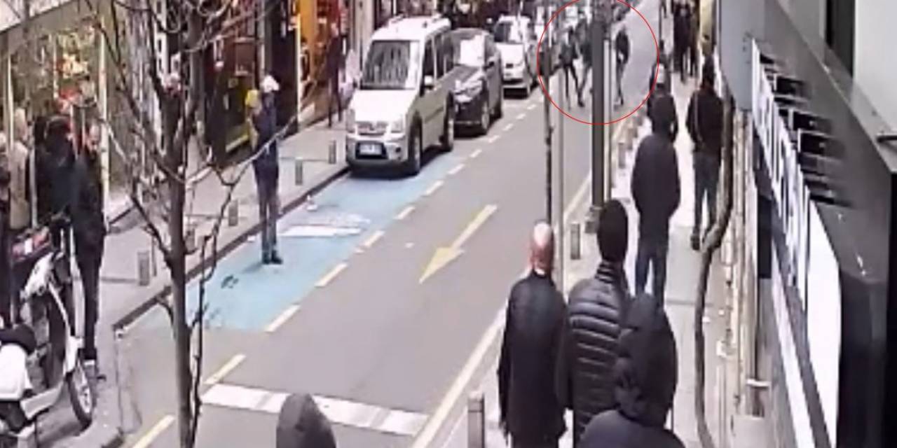 İstanbul’da Bıçaklı Omuz Atma Kavgası Kamerada: Baba Ve Oğlu Önce Dövdü Sonra Bıçakladı
