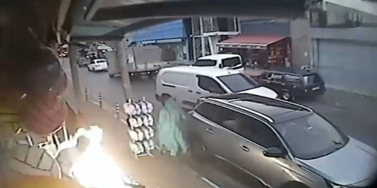 Alev Alan Kamp Ocağını Eliyle Taşıyıp Tekmeleyerek Söndürdü