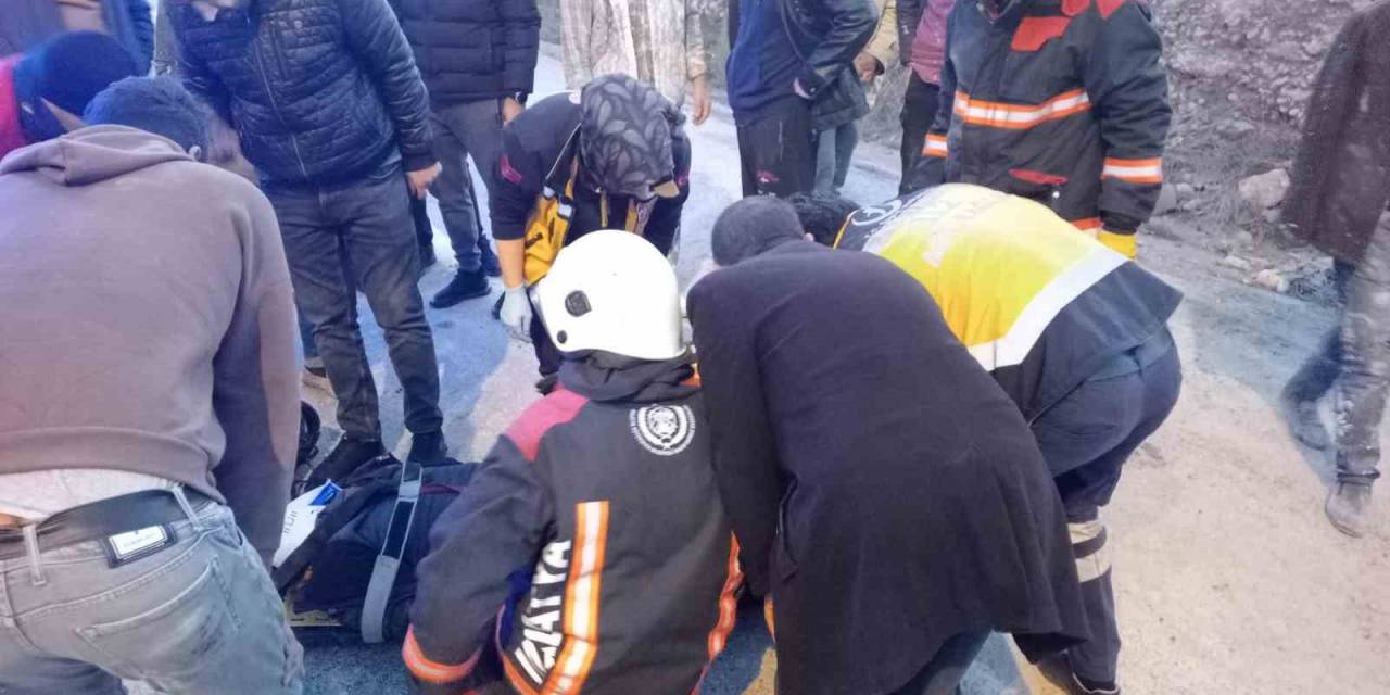 Pikap İle Motosiklet Çarpıştı: 2 Yaralı