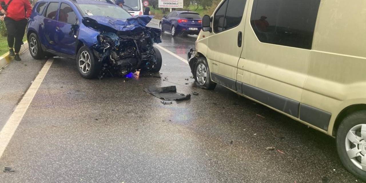 Balıkesir’de Ters Yönden Gelip Refüjü Aşan Araç Dehşet Saçtı: 8 Yaralı