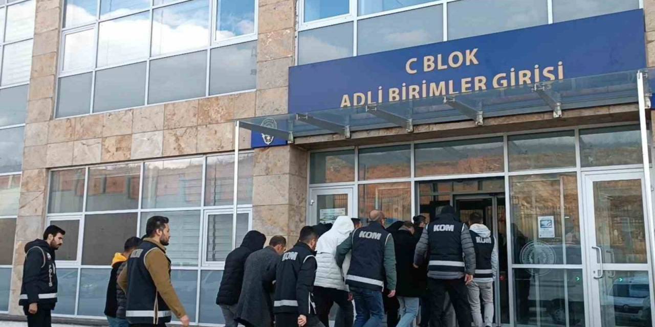 Başkasının Yerine Sınava Girmek İsteyen 21 Kişi Yakalandı