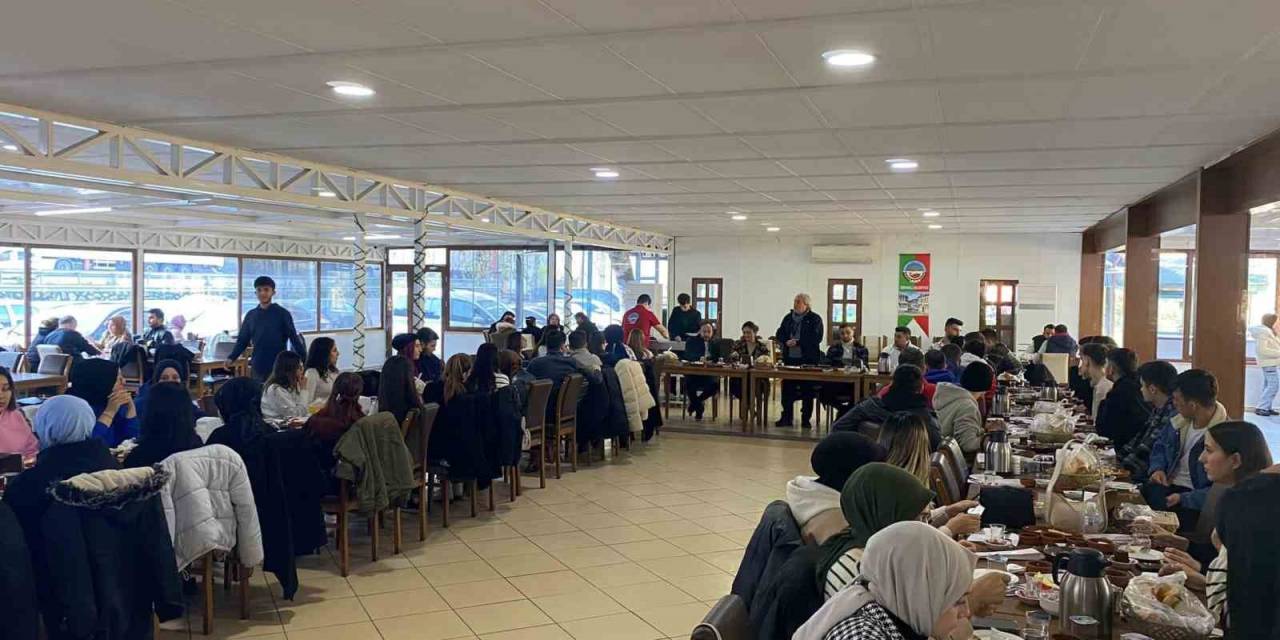 Öğrencilerin Yanında Olduğunu Belirtti