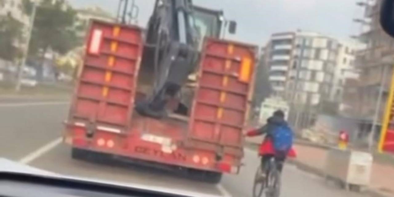 Batman’da Tıra Tutunan Bisiklet Sürücüsü Kazaya Davetiye Çıkardı