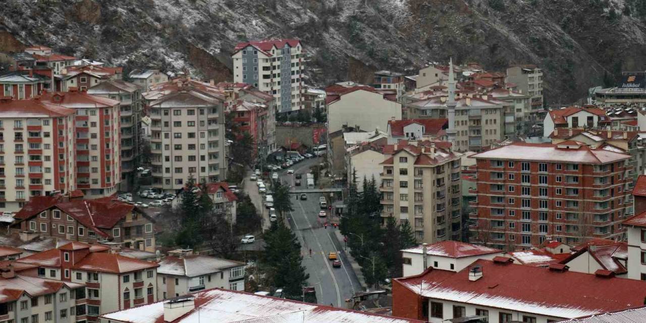 Gümüşhane Kent Merkezinde Mevsimin İlk Kar Yağışı Gerçekleşti