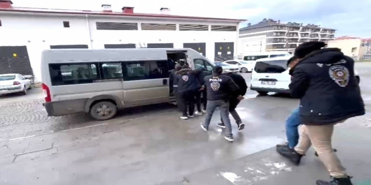 Kütahya Ve Mersin’de Eş Zamanlı Dolandırıcılık Operasyonu: 5 Şahıs Tutuklandı