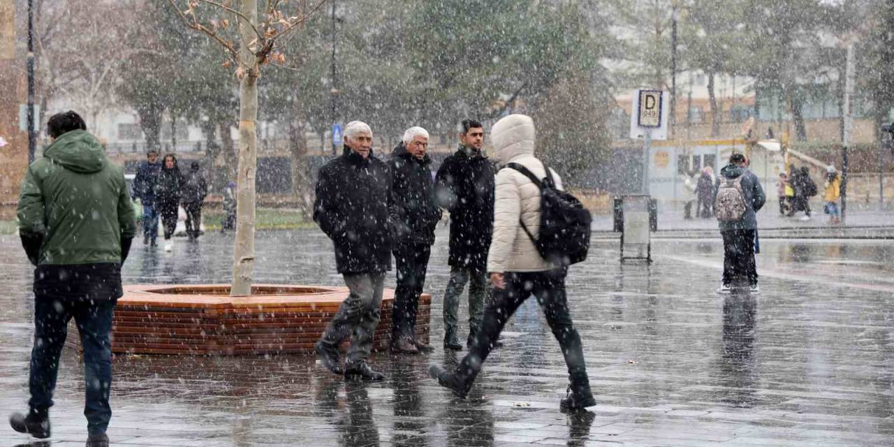 Sivaslıların Hasretle Beklediği Kar Kente Giriş Yaptı