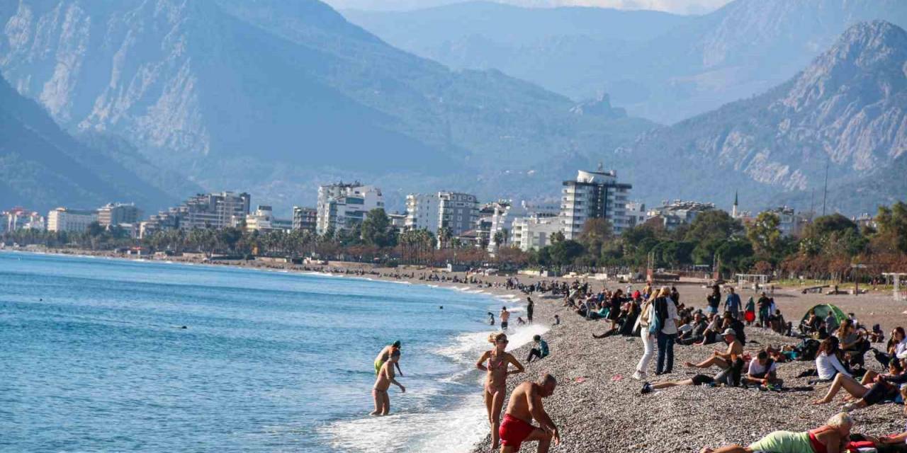 Termometrelerin 19 Dereceyi Gösterdiği Antalya’da Aralık Ayında Deniz Keyfi