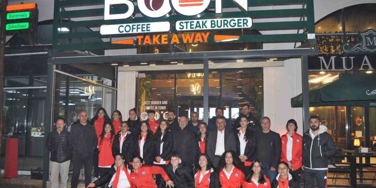 Yüksekova Belediyespor Kadın Futbol Takımı Yemekte Bir Araya Geldi