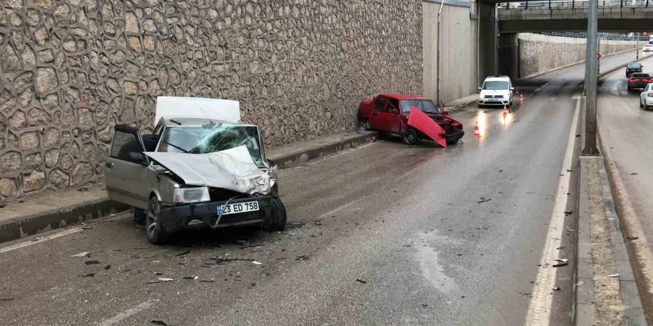 Elazığ’da Otomobiller Kafa Kafaya Çarpıştı: 4 Yaralı