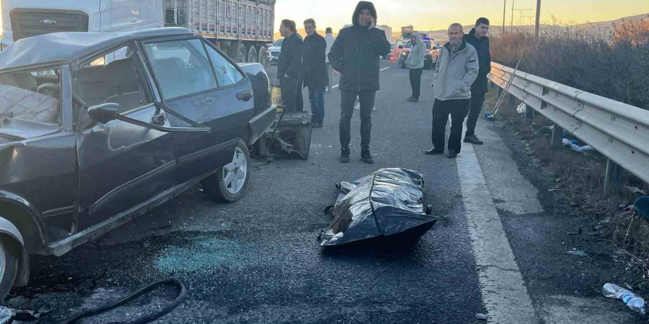 Başkentte Kamyonla Otomobil Çarpıştı: 1 Ölü, 4 Yaralı