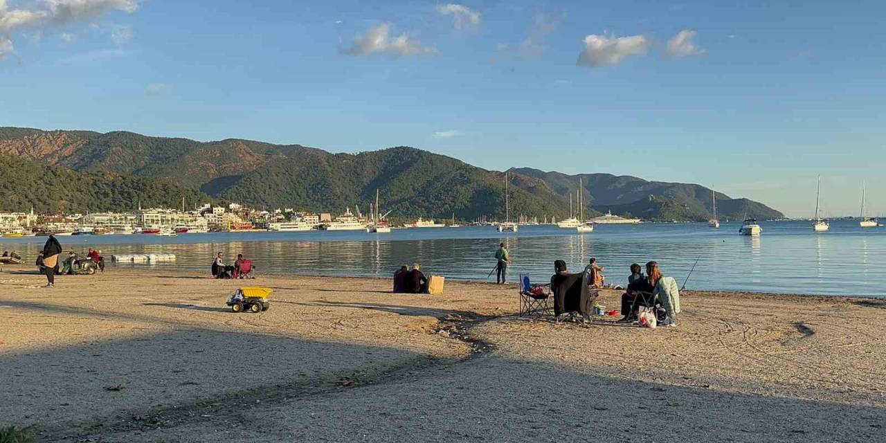 Marmaris’te Vatandaşlar Güneşli Havanın Keyfini Çıkardılar