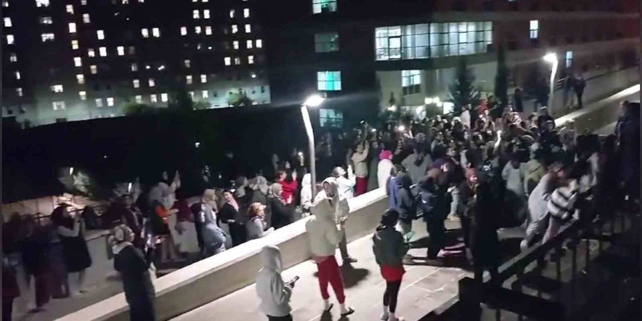 Üniversite Yurdunda Asansör Protestosu