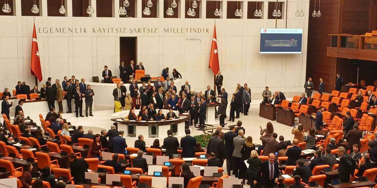 Ak Partili Milletvekilleri Tbmm’de Söz Verilmemesini Protesto Etti