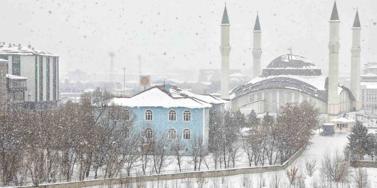 Ağrı’da Kar Yağışı Eğitime Engel Oldu