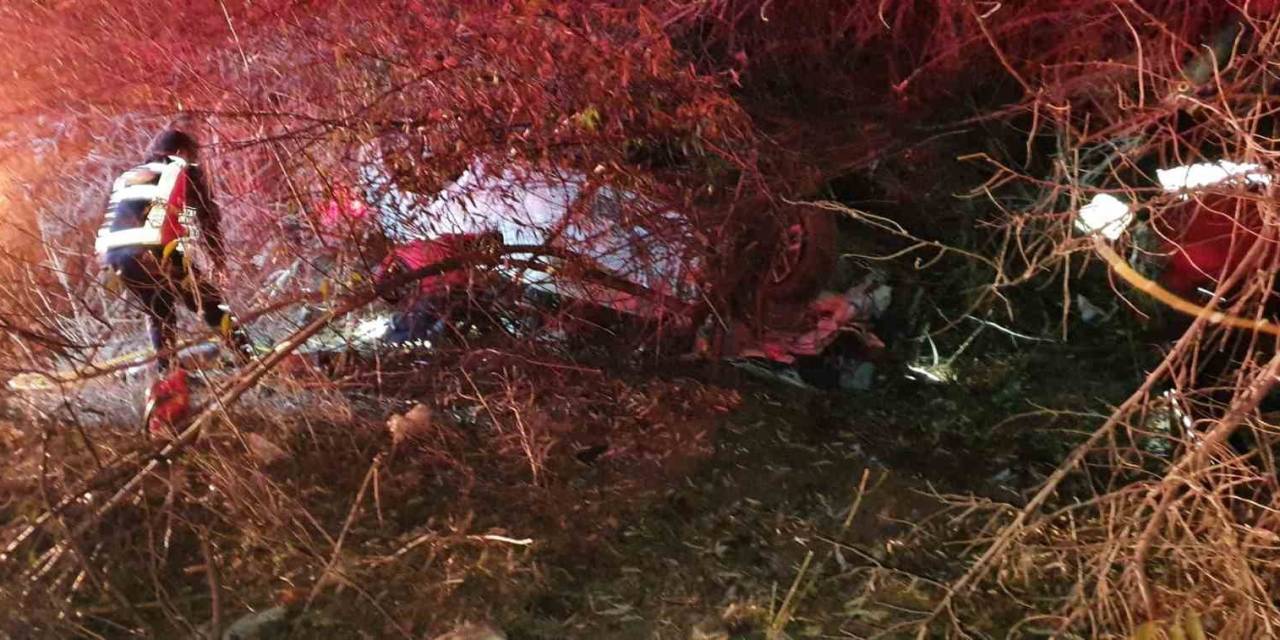 Burdur’da Kontrolden Çıkan Otomobil Takla Atıp Şarampole Devrildi: 2 Yaralı