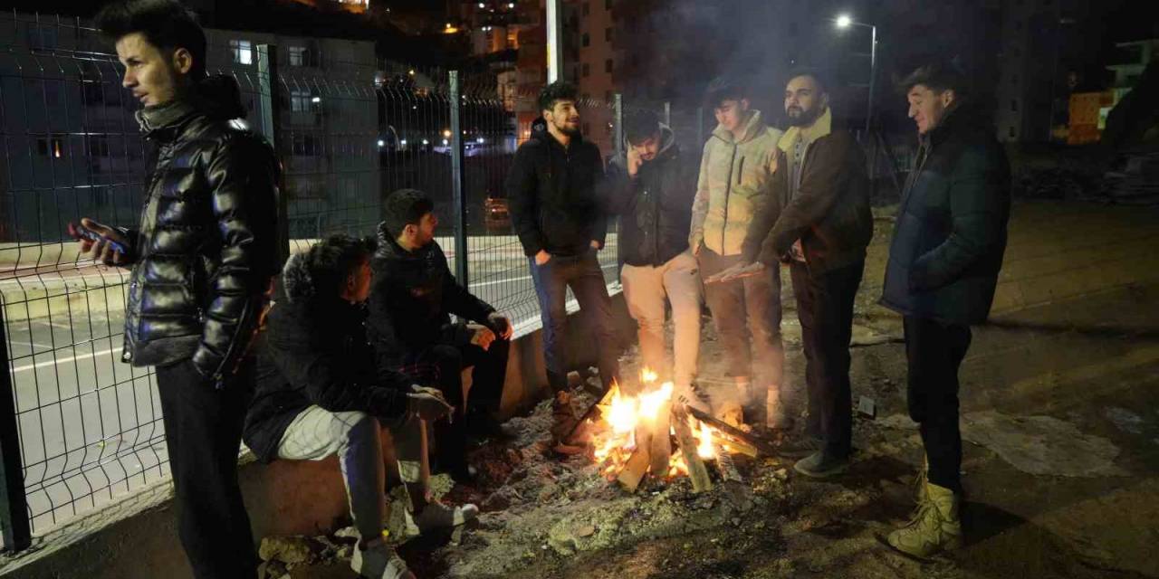 6 Şubat Depremlerini Yaşayan Öğrenciler Geceyi Ateş Başında Geçirdi