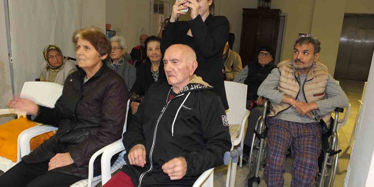 Balıkesir’de Amatörler Korosu Yaşlılara Unutulmaz Bir Gün Yaşattı
