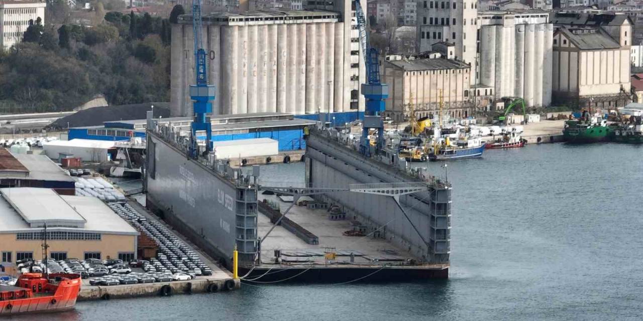 Türkiye’de Üretilen En Büyük Yüzer Havuz Haydarpaşa Limanı’nda: Dev Yüzer Dron Kamerasıyla Görüntülendi