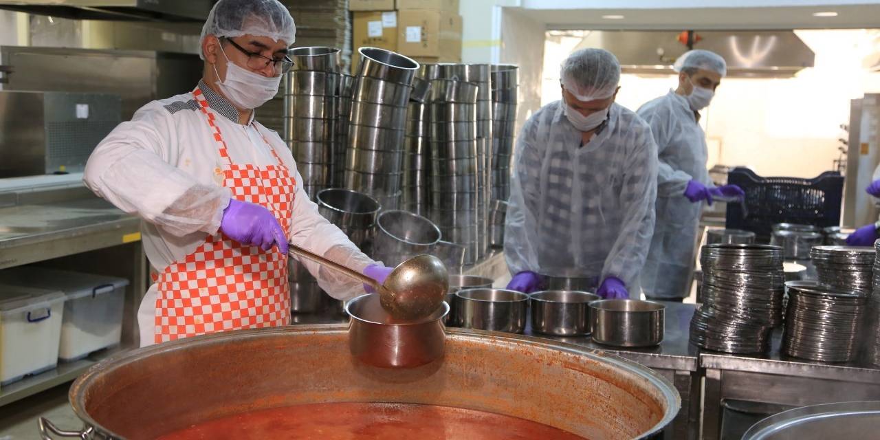 Küçükçekmece’de 4 Yılda 2 Milyon Sıcak Yemek İhtiyaç Sahiplerine Ulaştırıldı