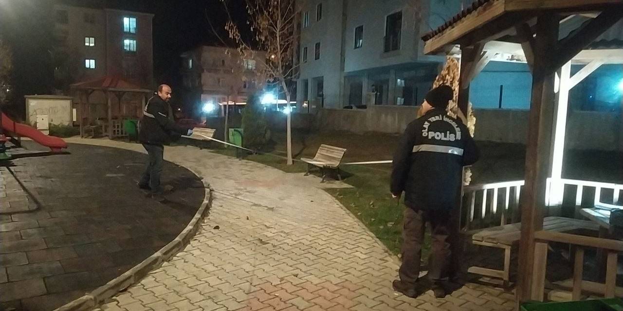 Çocuk Parkında Bıçaklı Kavga: 1 Yaralı