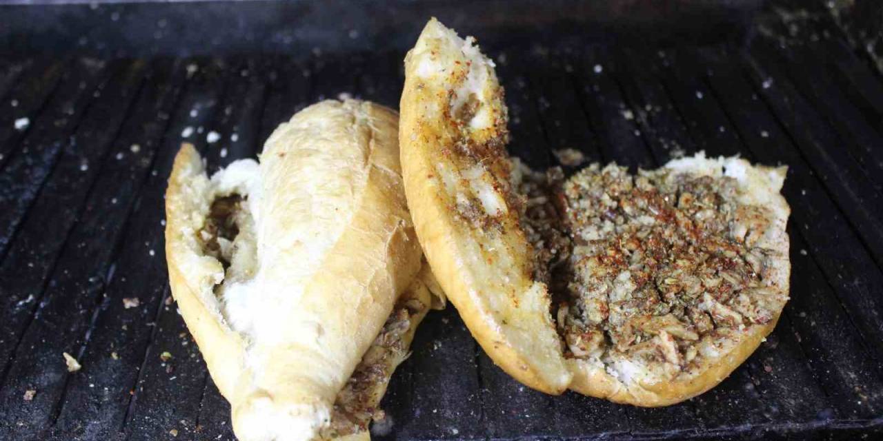 Kokoreç Ustası, Tüm Zorluklara Rağmen Evine Ekmek Götürmeye Devam Ediyor