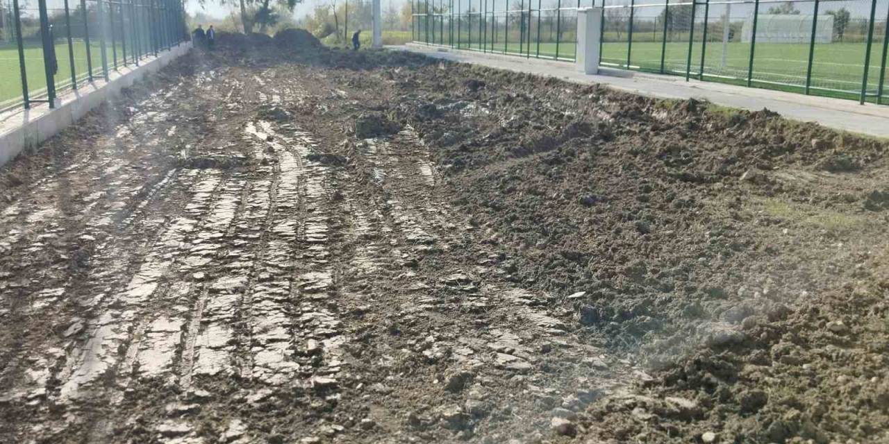 Kardeşköy Futbol Sahası’nda Çalışmalar Devam Ediyor