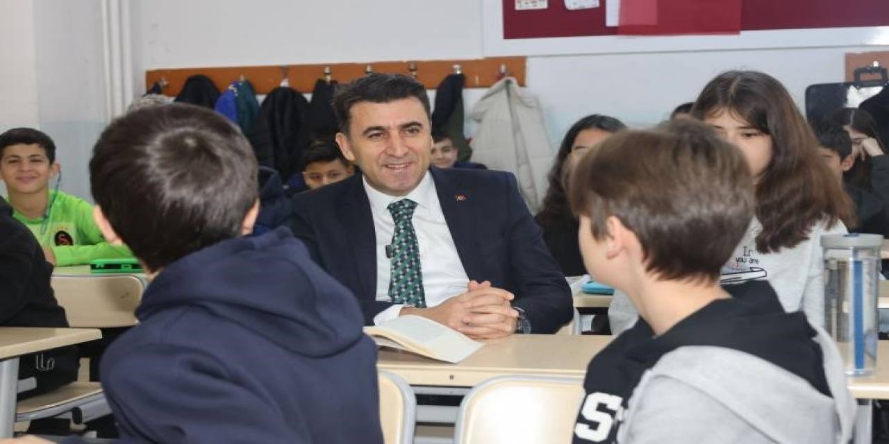 Öğrencilerle Voleybol Oynadı, Kitap Okudu