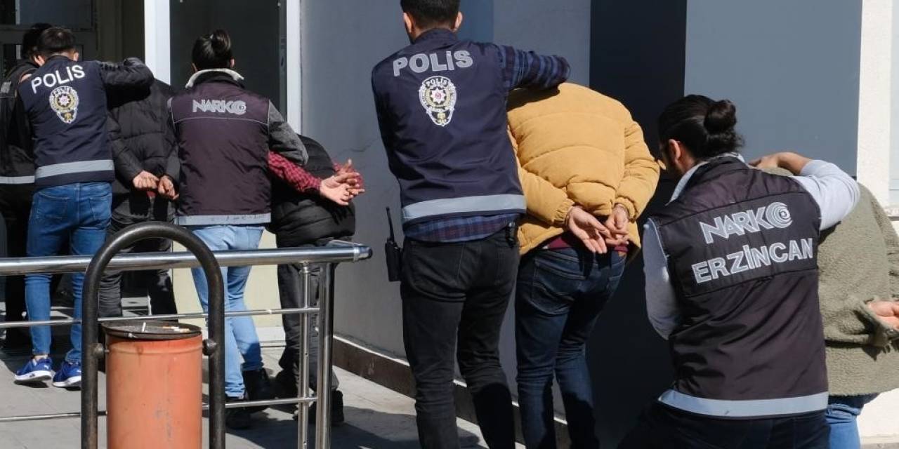 Erzincan’da Çeşitli Suçlardan Aranan 35 Kişi İle 9 Düzensiz Göçmen Yakalandı