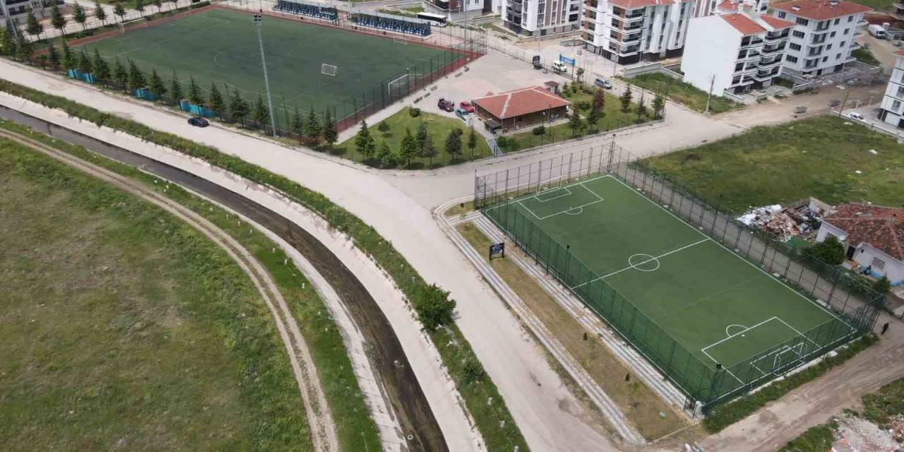 Başkan Kazım Kurt “5 Mahalleye Halı Saha” Sözünü Yerine Getirdi