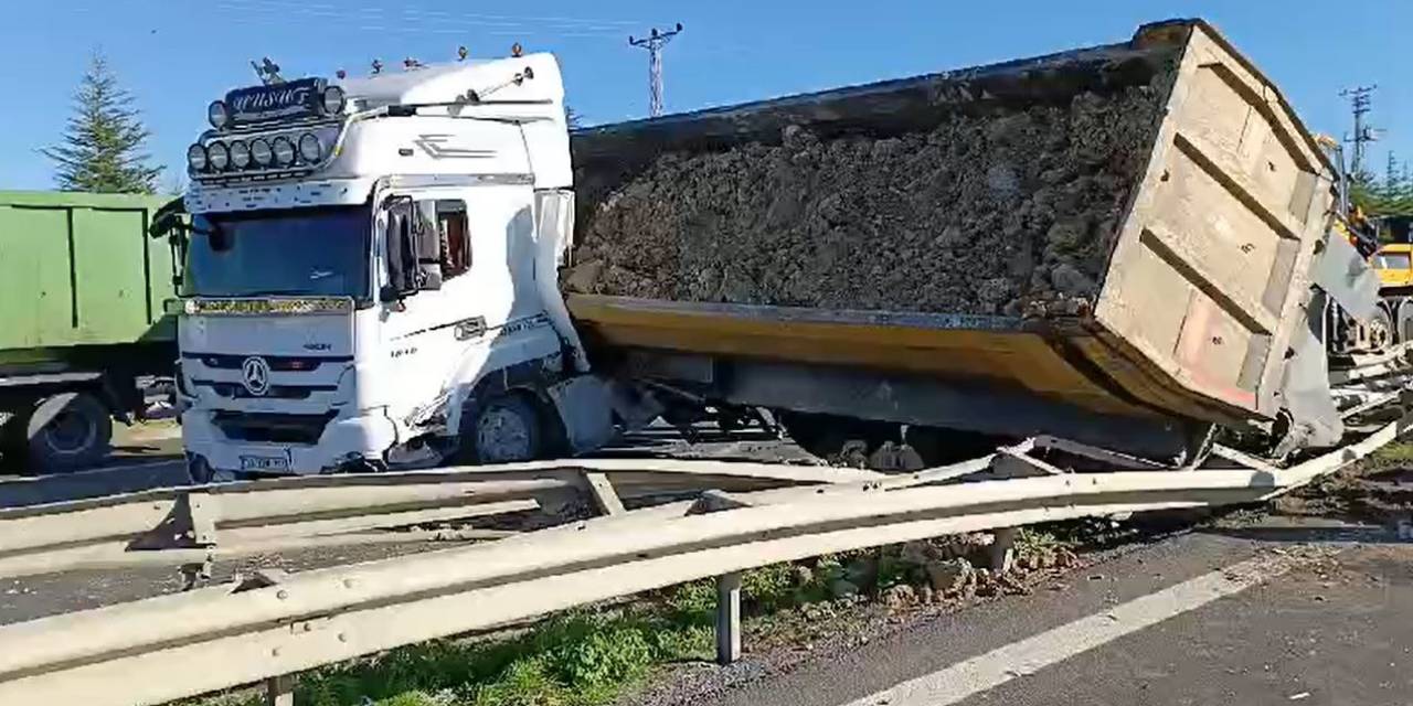 Tem Otoyolunda Hafriyat Kamyonu Bariyerlere Çarptı:1 Yaralı