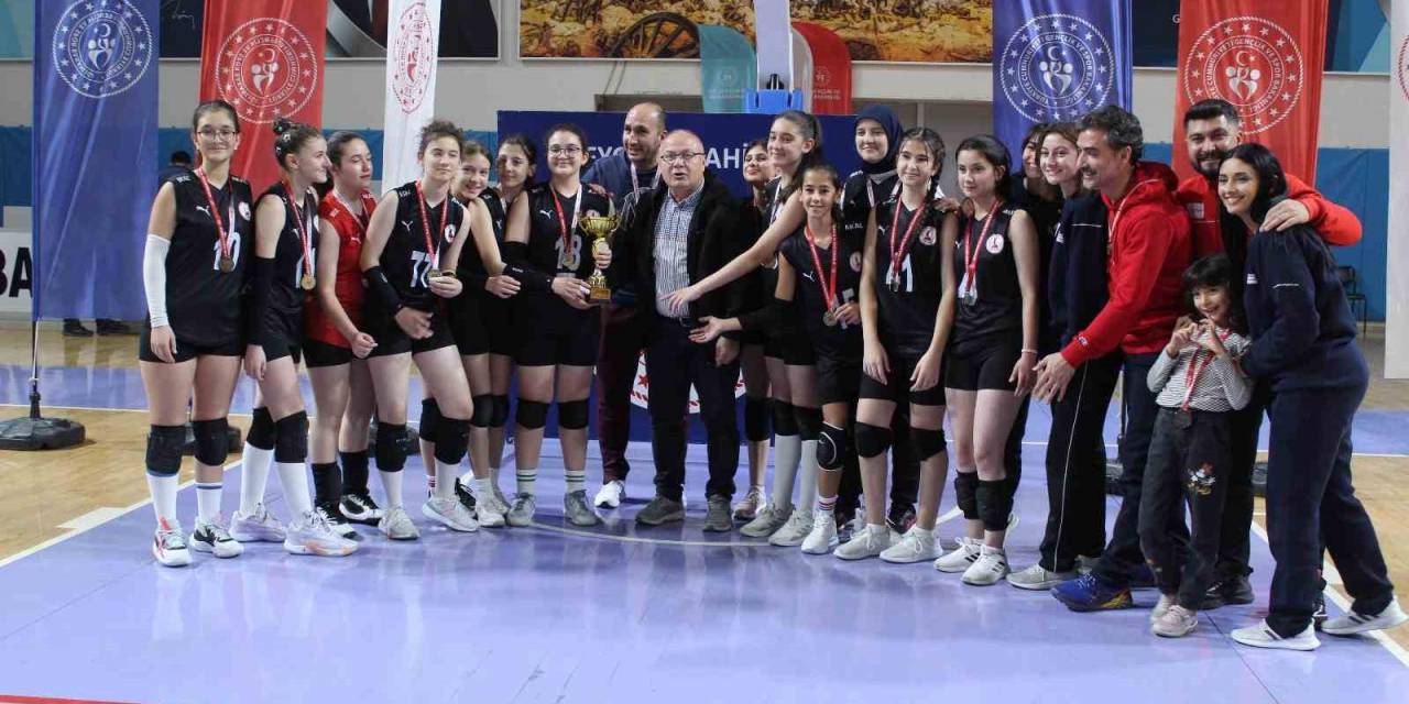 Küçük Kızlar Voleybol Müsabakaları Sona Erdi