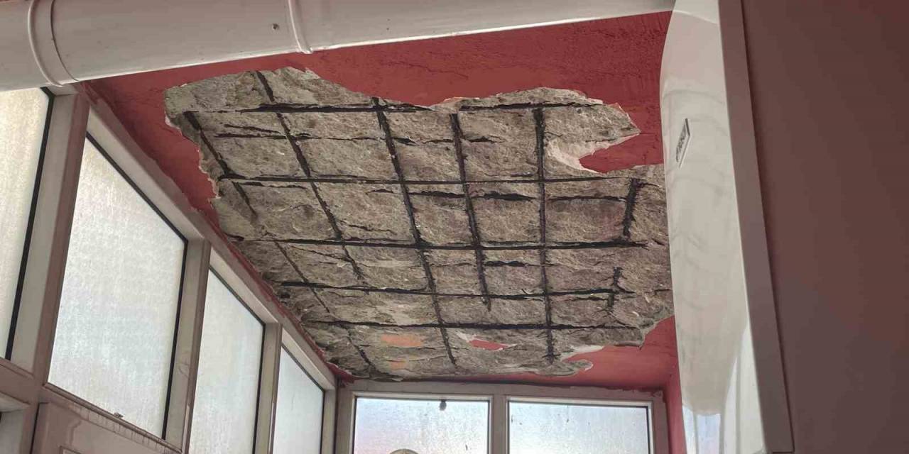 Deprem Sırasında Balkonunda Çökme Meydana Gelen Bina Boşaltılıyor