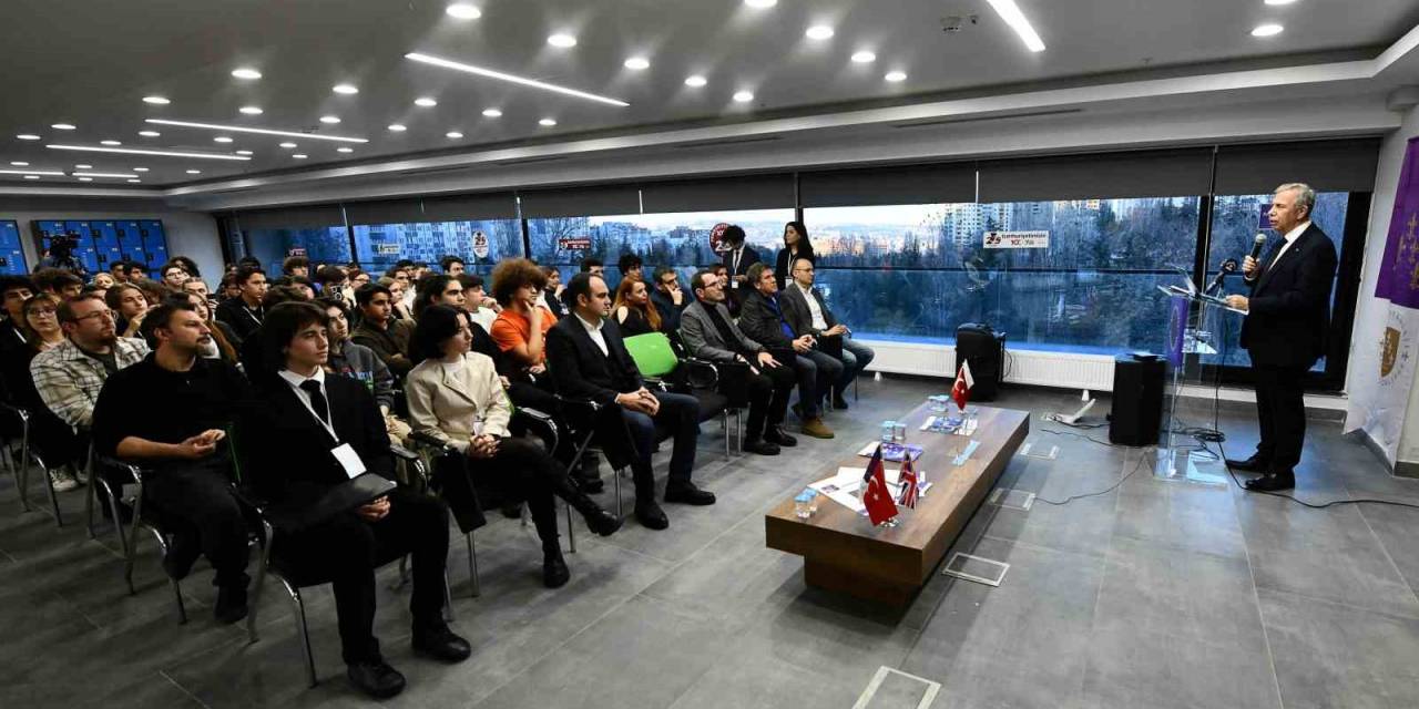 Mansur Yavaş, Oyun Geliştirme Merkezinde Gençlerle Bir Araya Geldi