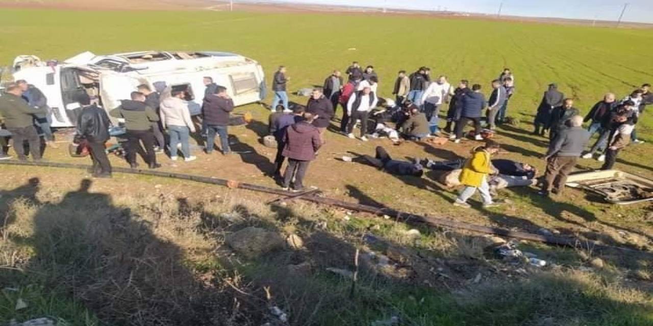 Diyarbakır’da Yolcu Minibüsü Şarampole Devrildi: 4’ü Ağır 16 Yaralı