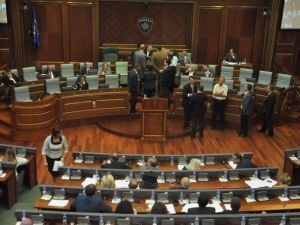 Kosova’da Muhalefet Meclis Kürsüsüne Yürüdü