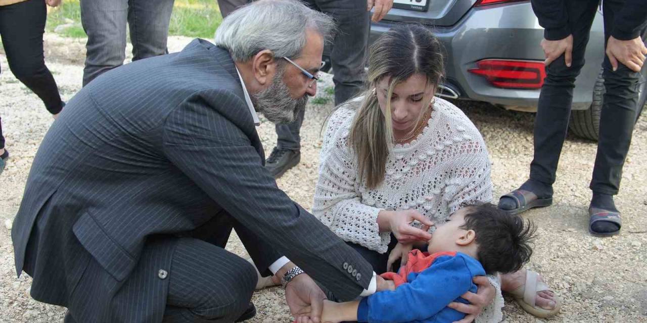 Doktor Başkan Rahatsızlanan Çocuğa Müdahale Etti