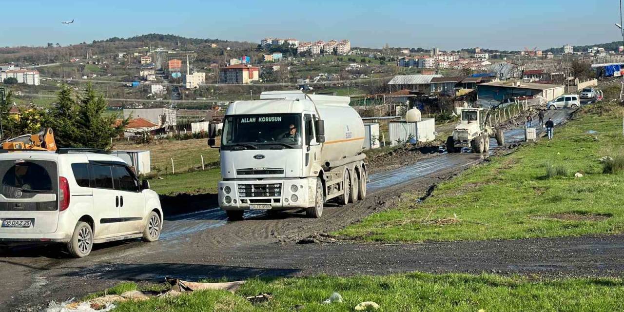 Mahalle Sakinleri İsyan Etti, Kamyonu Durdurup Yolu Trafiğe Kapattı