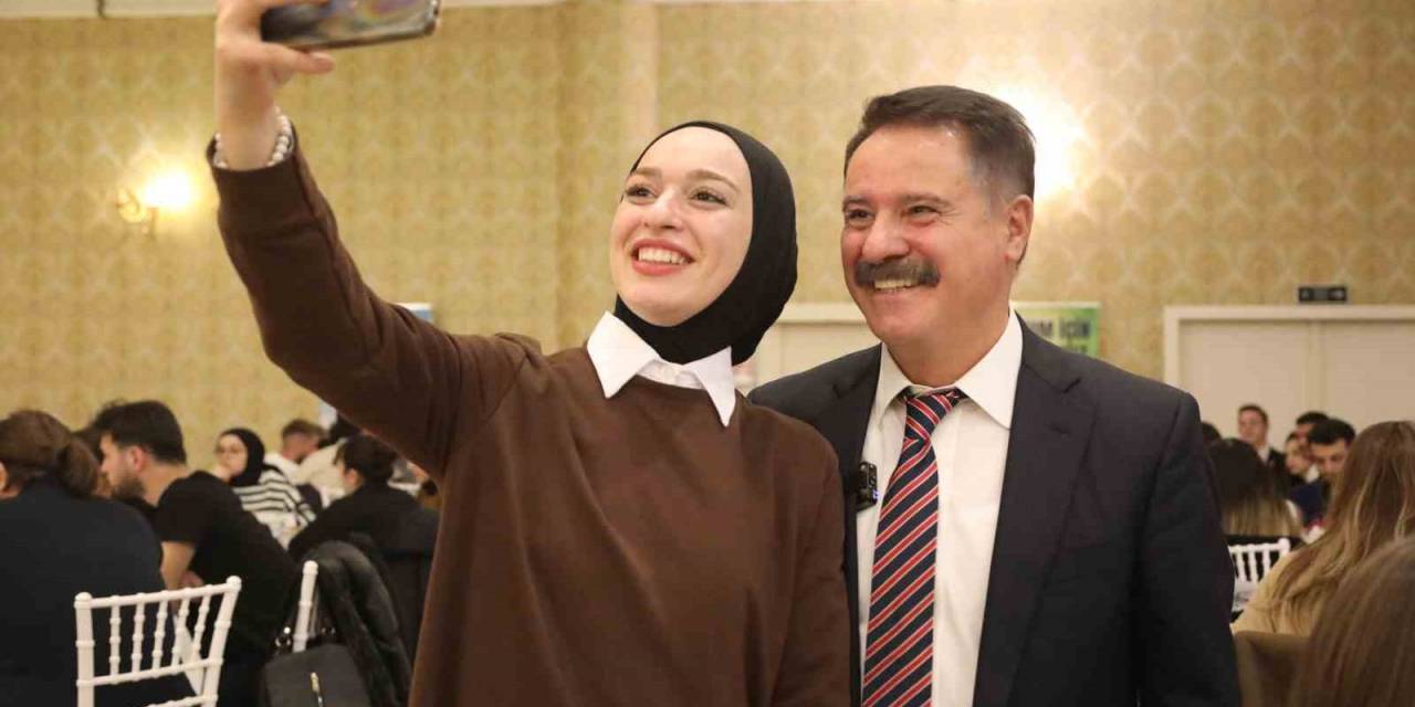 Gençler Başkan Deveci’ye Projelerini Anlattı