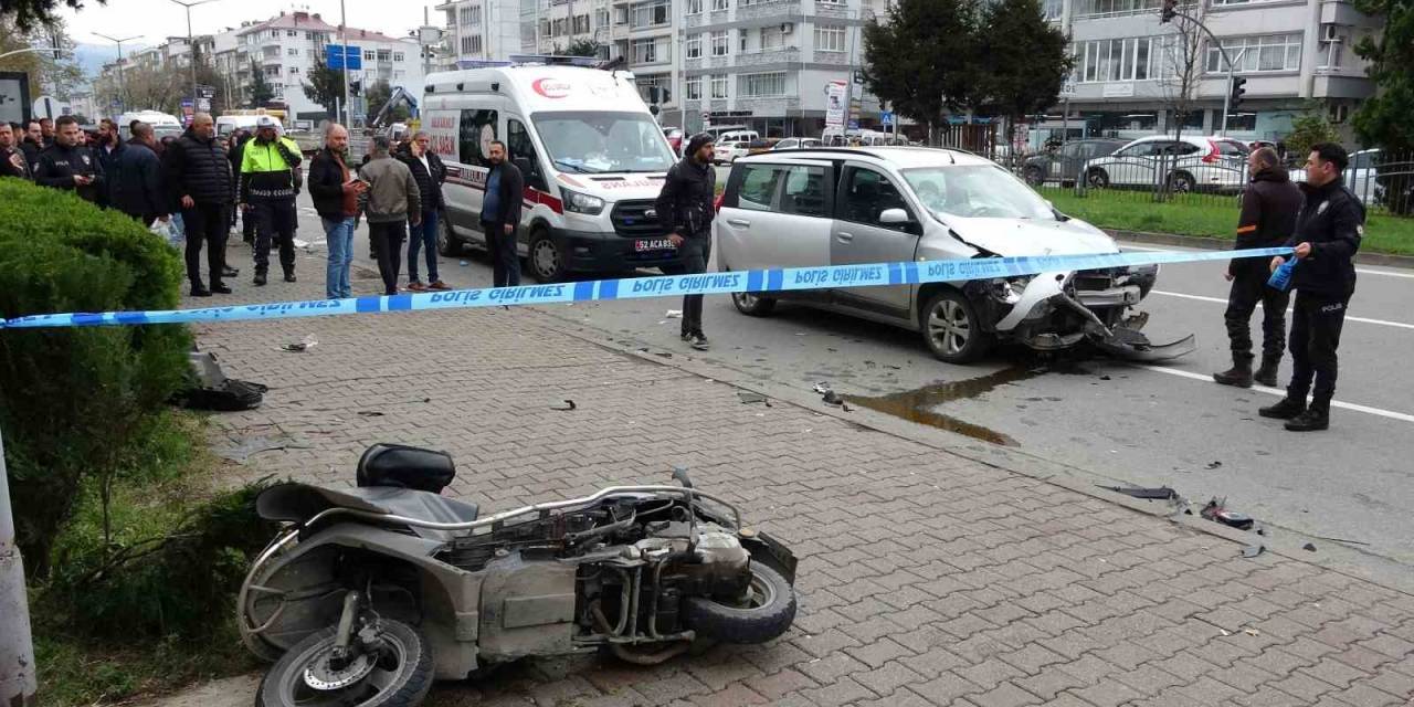 Otomobil Motosikletli Kuryeye, Motosiklet De Yayaya Çarptı: 1’i Ağır 2 Yaralı