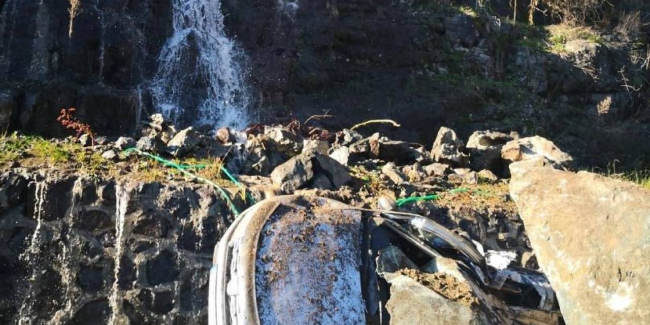 Yamaçtan Kopan Kayalar İlçe Başkanının Aracına Düştü