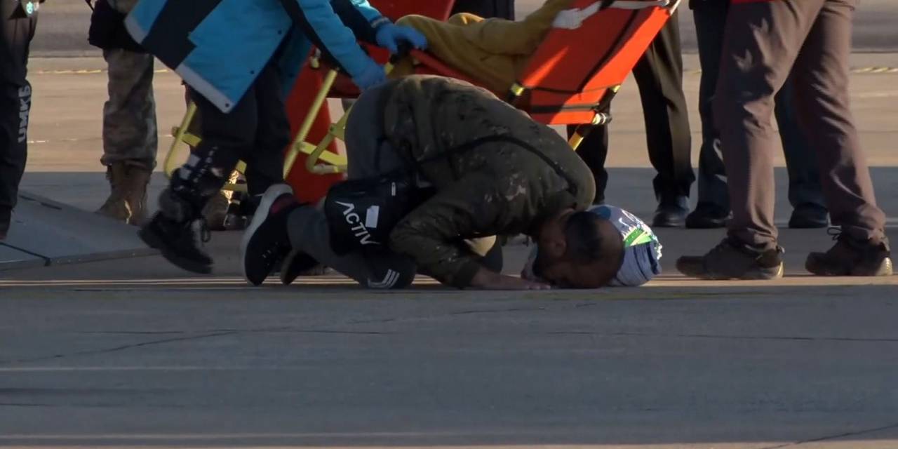 Türkiye’ye Getirilen Gazzeli Sevinçten Secdeye Kapandı