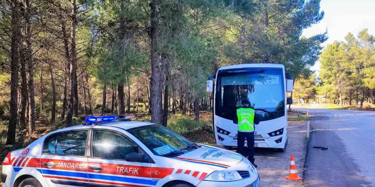 Jandarmadan Trafikte Kural İhlali Yapanlara 17 Bin 845 Tl İdari Yaptırım Para Cezası