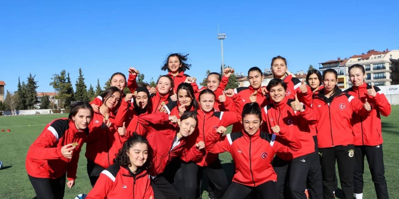 Burdur’da Kurulan Kadın Futbol Kulübü Sahaya İndi