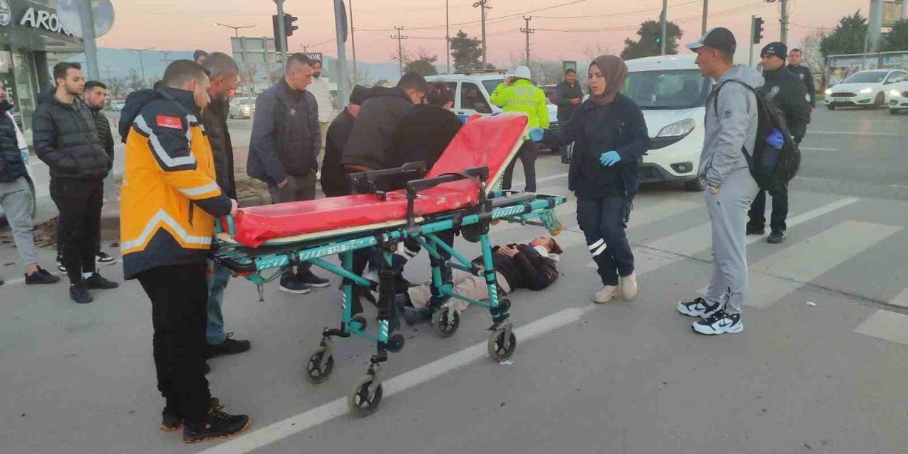 Motosiklet Hafif Ticari Araçla Çarpıştı 2 Yaralı