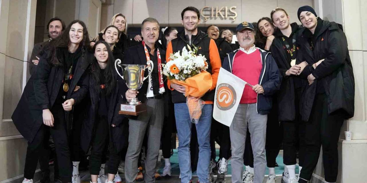 Dünya Şampiyonu Eczacıbaşı Dynavit, Yurda Döndü